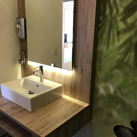 8 Im Haus Huehnergott